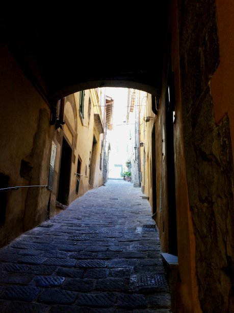 意大利科尔托纳的拱形人行道图片下载