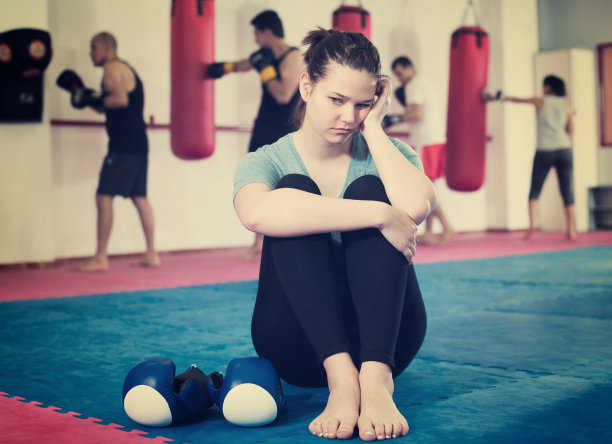 可悲的年轻失败者坐在地板上图片下载