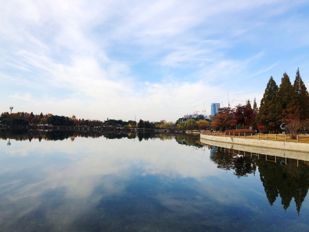 湖周围的世界图片下载