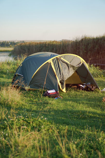风景帐篷，河边美景。春夏季户外消遣。股票的背景,照片图片下载