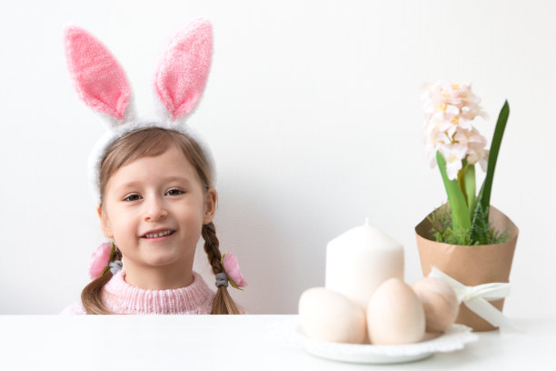 复活节兔子的女孩。图片下载