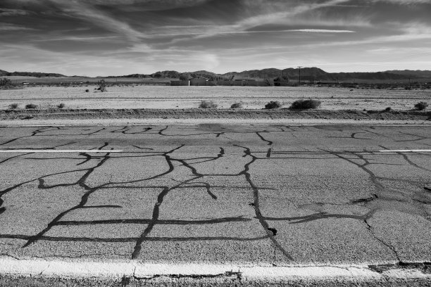 通过沙漠公路。图片下载