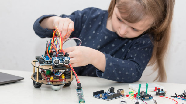 女孩和arduino机器人。图片下载