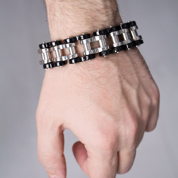 男人的钢手镯。为野蛮男人准备的装饰。图片下载