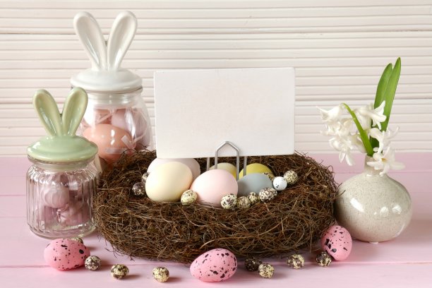 复活节彩蛋，白板，装饰鸟巢与彩色的鸡蛋风信子花在粉红色的桌子上在白色的木制背景。复活节的心情。图片下载