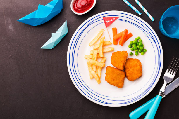 儿童餐(晚餐)-鱼，薯条，胡萝卜和青豆图片下载