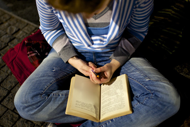 少年在看书，从上面拍下来图片下载