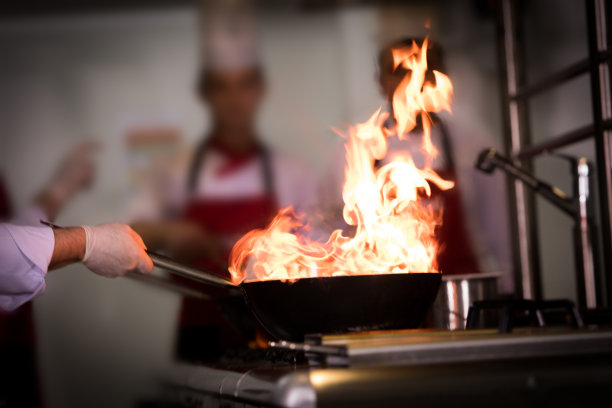 厨师在商业厨房烹饪图片下载