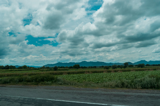 山，云，草在路上图片下载