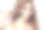 化妆师把粉涂在女孩的脸上，在美容院完成一天的化妆。图片下载