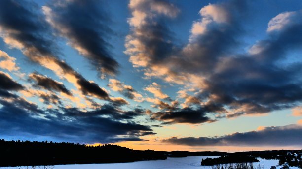 雪河上的晚霞照亮了云朵图片下载