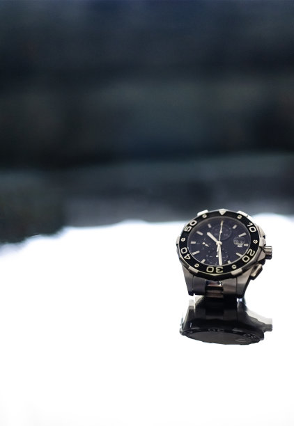 现代金属腕表在玻璃表上孤立复制空间图片下载