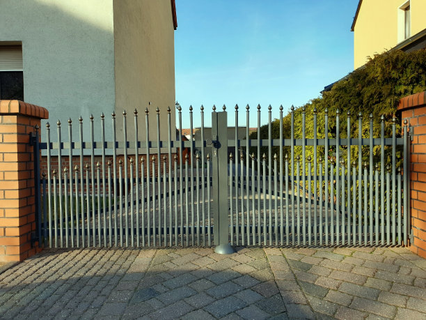 房子前面的花园篱笆图片下载