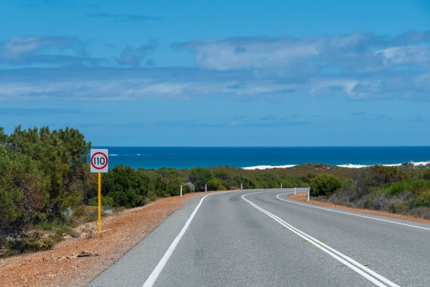 印度洋公路在澳大利亚西海岸靠近珀斯与灌木丛和海洋图片下载