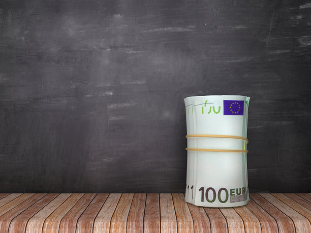 欧元钞票滚在木地板-黑板背景- 3D渲染图片下载