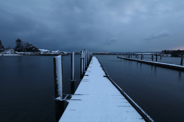 雪覆盖了码头图片下载