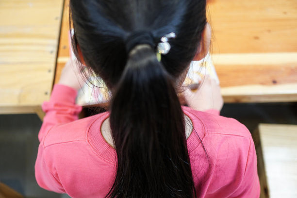 正在读书的小女孩在图书馆里。图片下载