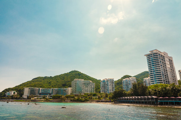 中国海南度假城市美丽全景，三亚市是中国热门旅游目的地，位于南海沿岸图片下载