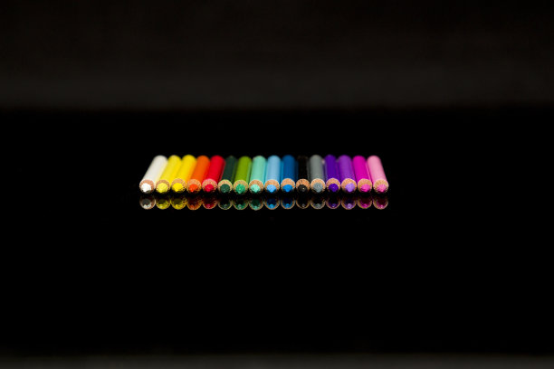 彩色铅笔孤立在黑色背景图片下载