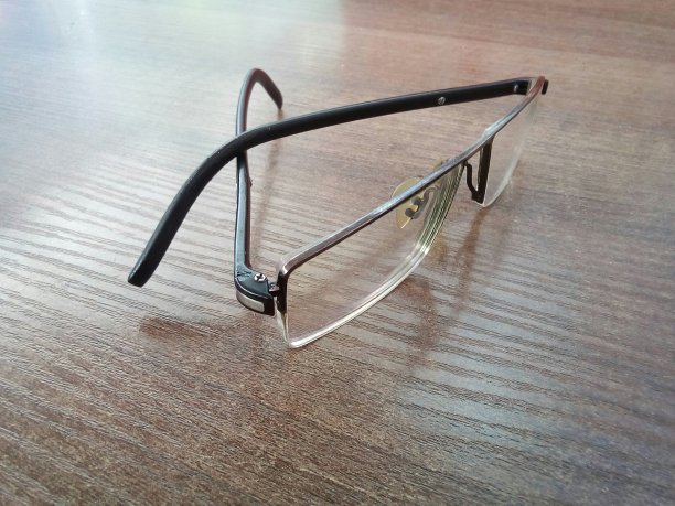 桌子上的旧玻璃杯图片下载