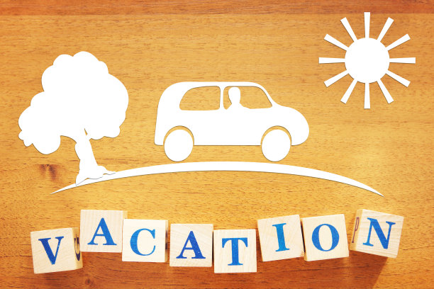 度假和开车旅行的概念。桌子上放着剪纸和木方块图片下载