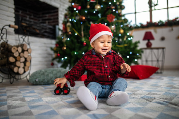蹒跚学步的孩子在玩他最喜欢的玩具图片下载