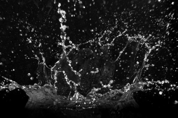 水花孤立的黑色背景图片下载