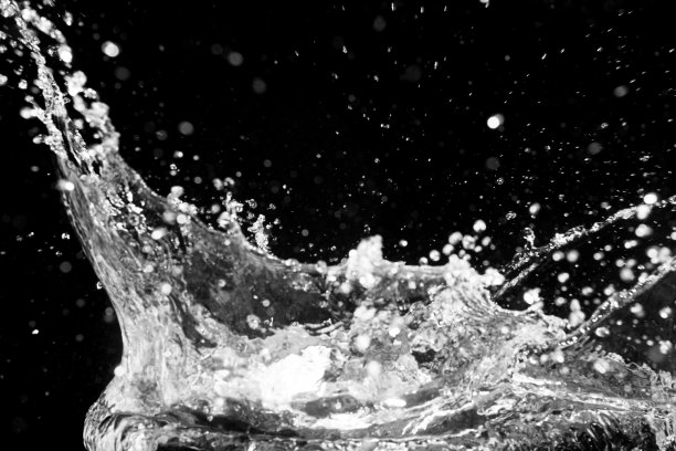 水花孤立的黑色背景图片下载