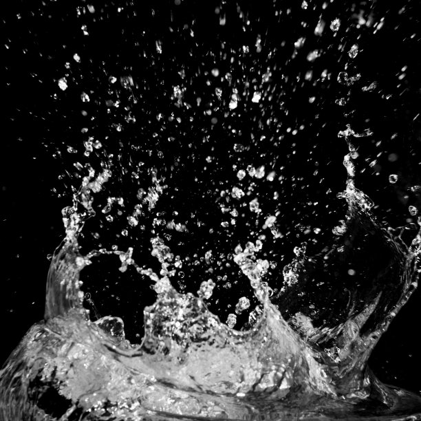 水花孤立的黑色背景图片下载