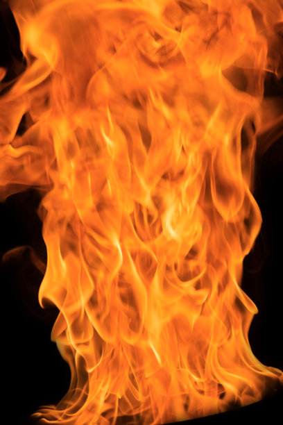 燃烧的火焰孤立在黑色上图片下载
