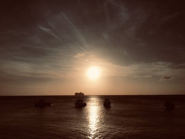 一艘船驶离日落波内尔图片下载