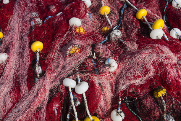 五颜六色的渔网和绳子。图片下载