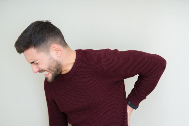 腰酸背痛，用手碰背，肌肉疼痛图片下载