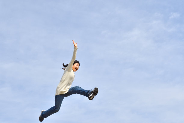 日本女孩在蓝天上跳跃图片下载