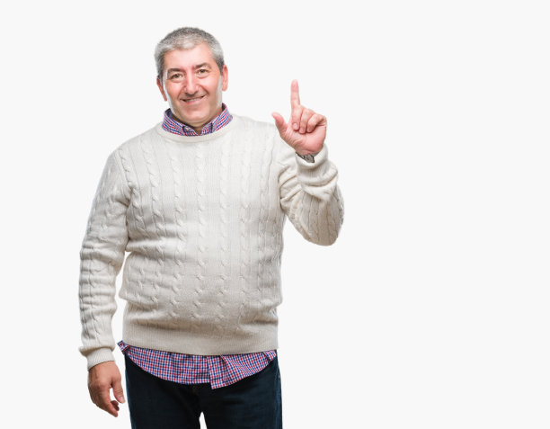 英俊的资深男子穿着冬季毛衣越过孤立的背景指向手指与成功的想法。退出和快乐。第一。图片下载