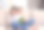微笑的少女读书给她可爱的小弟弟坐在她的腿上，打哈欠在沙发上在家。兄弟姐妹关心和爱。姐妹和兄弟的优质时间。累了睡着的孩子图片下载