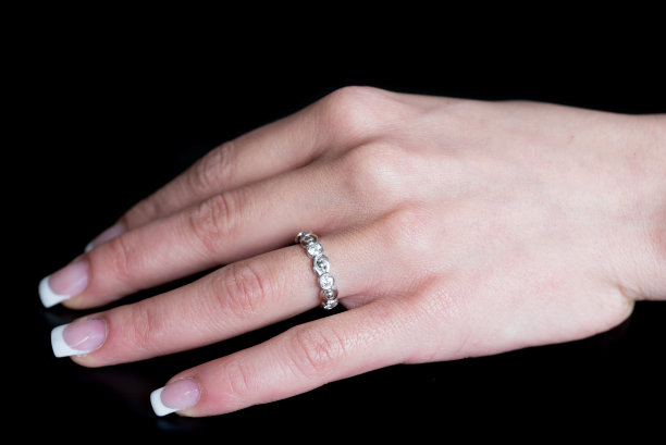 女人手指上的钻石戒指图片下载