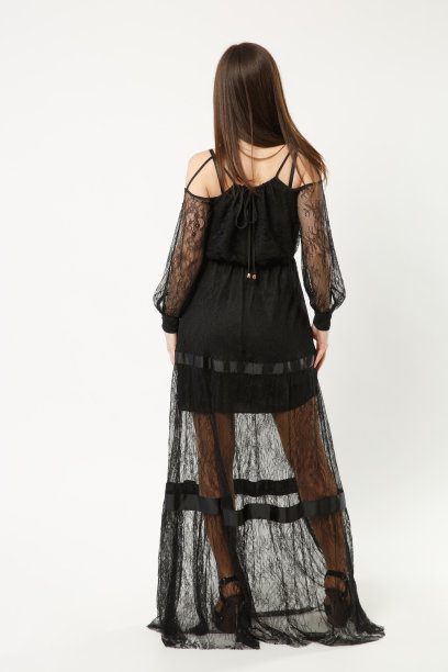 全身照片的时装模特女人穿着优雅的晚礼服黑色礼服摆姿势孤立的白墙背景工作室肖像。黑发长发的女孩。模拟拷贝空间。后视图。图片下载