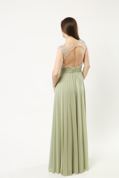 全身照片的时装模特女人穿着优雅的晚礼服橄榄礼服摆姿势孤立的白墙背景工作室肖像。黑发长发的女孩。模拟拷贝空间。后视图。图片下载