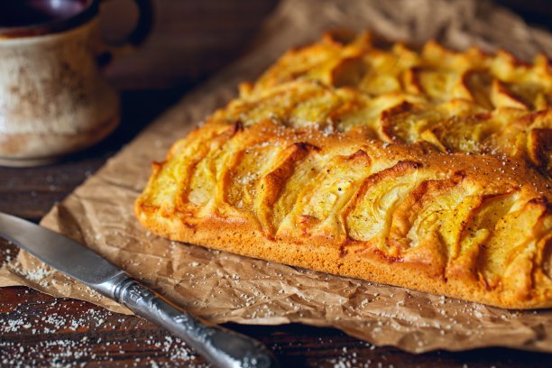 在一张古老的木头桌子上自制的乡村苹果派。黑暗的背景。季节性面包店的概念图片下载