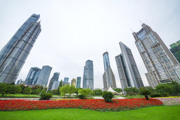 花园里的小草后面是一幢幢高楼大厦。图片下载