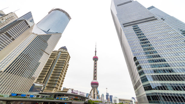 人行步道下的高楼大厦。图片下载