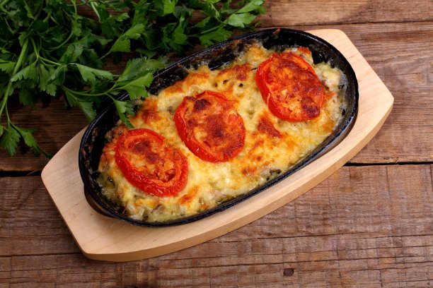 加奶酪的肉，用平底锅在烤箱中烘烤图片下载