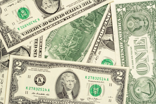 一美元和两美元的钞票，正面和背面的背景。高分辨率照片特写微距。图片下载
