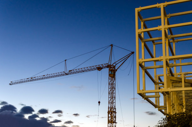 暮色中的施工起重机图片下载