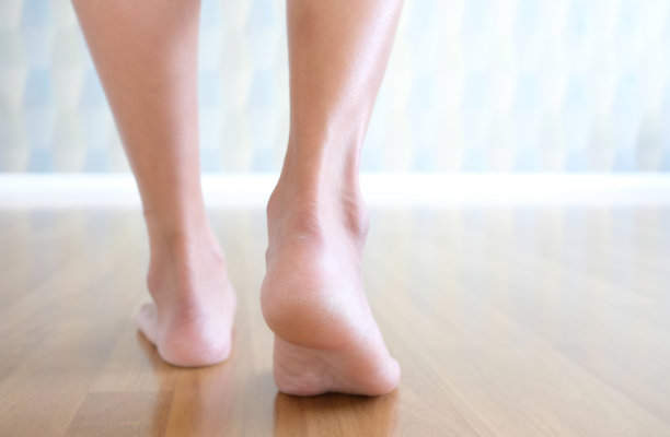 一个女人的腿掉在地上了。她即将步行锻炼健康和放松概念图片下载