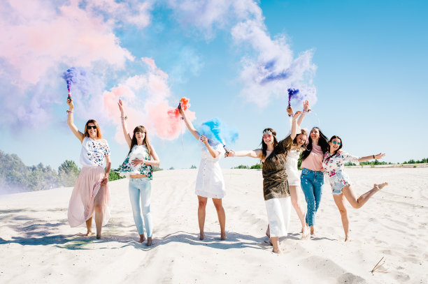 美丽快乐时尚性感的年轻女孩站，去，跑，跳在海滩上，举起彩色烟雾弹。烧毁。真诚的微笑。波西米亚风格的派对。少女晚上派对。未婚女子图片下载