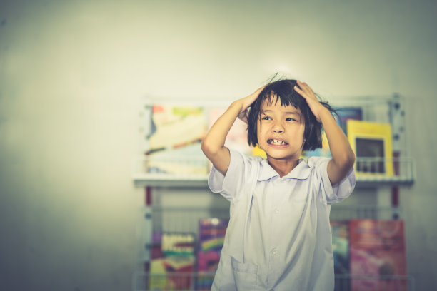 孩子们在学校的教室里厌烦学习图片下载