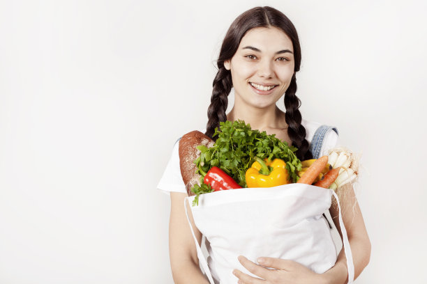 拿着购物袋的女人图片下载