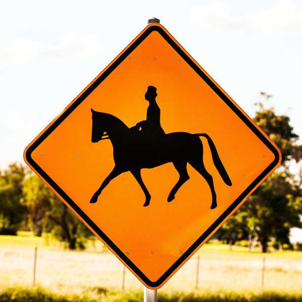 女骑手-在公路旅行中发现的澳大利亚标志-冒险的灵感，旅行记忆和宣传手册的标志在澳大利亚的游客。图片下载